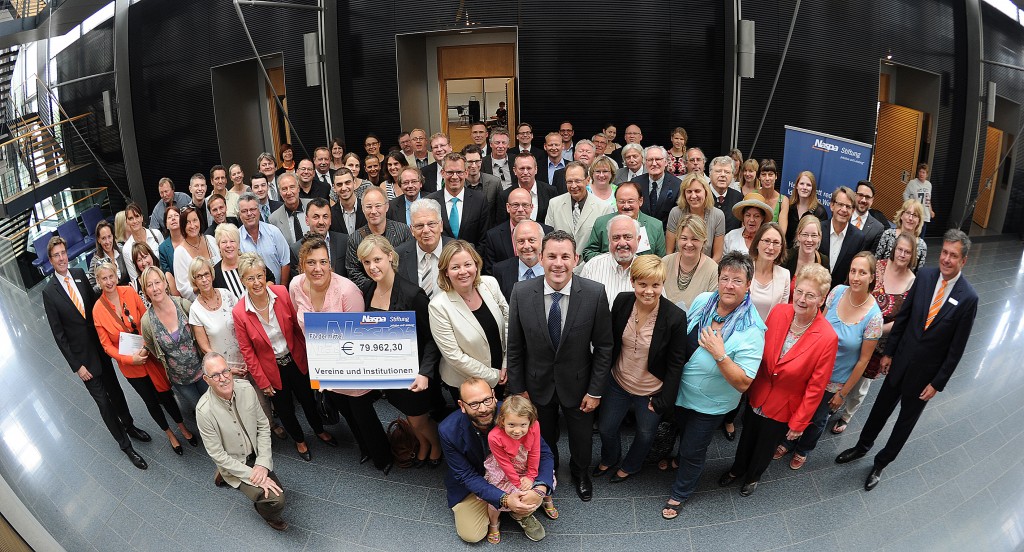 Gruppenfoto mit allen Spendenempfängern und Oberbürgermeister Sven Gerich